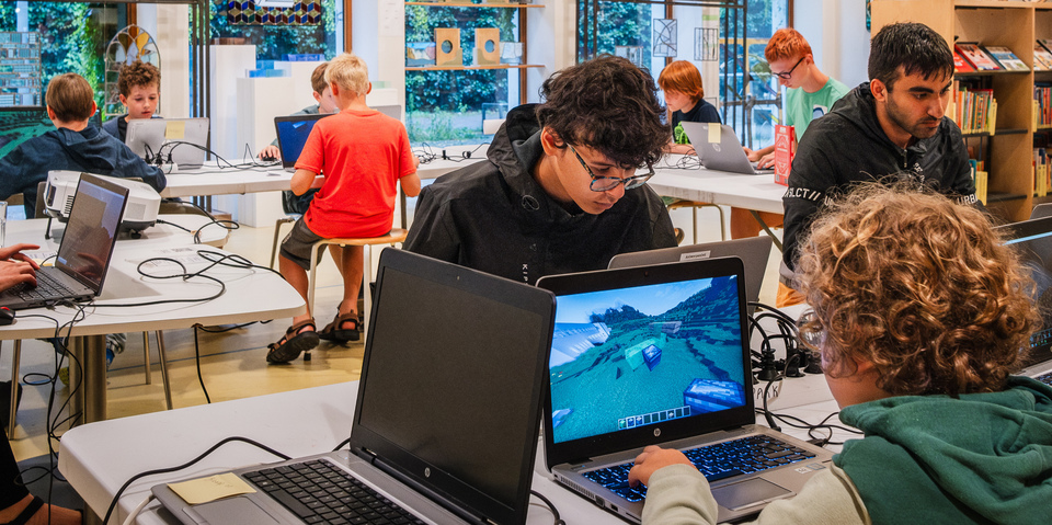 Minecraft Meesterbouwers werken samen aan een project
